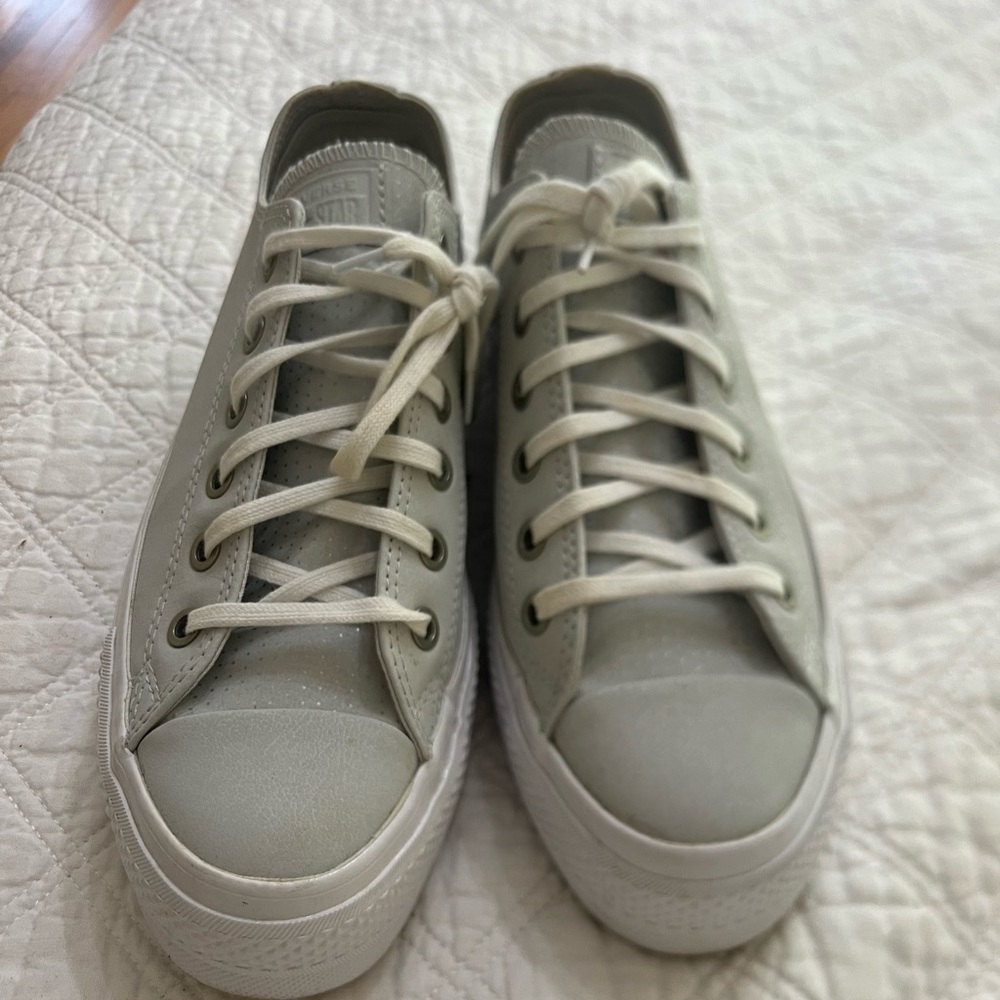 Converse Chuck Taylor Low Top Platform Shoes Womens 9 white vegan leather